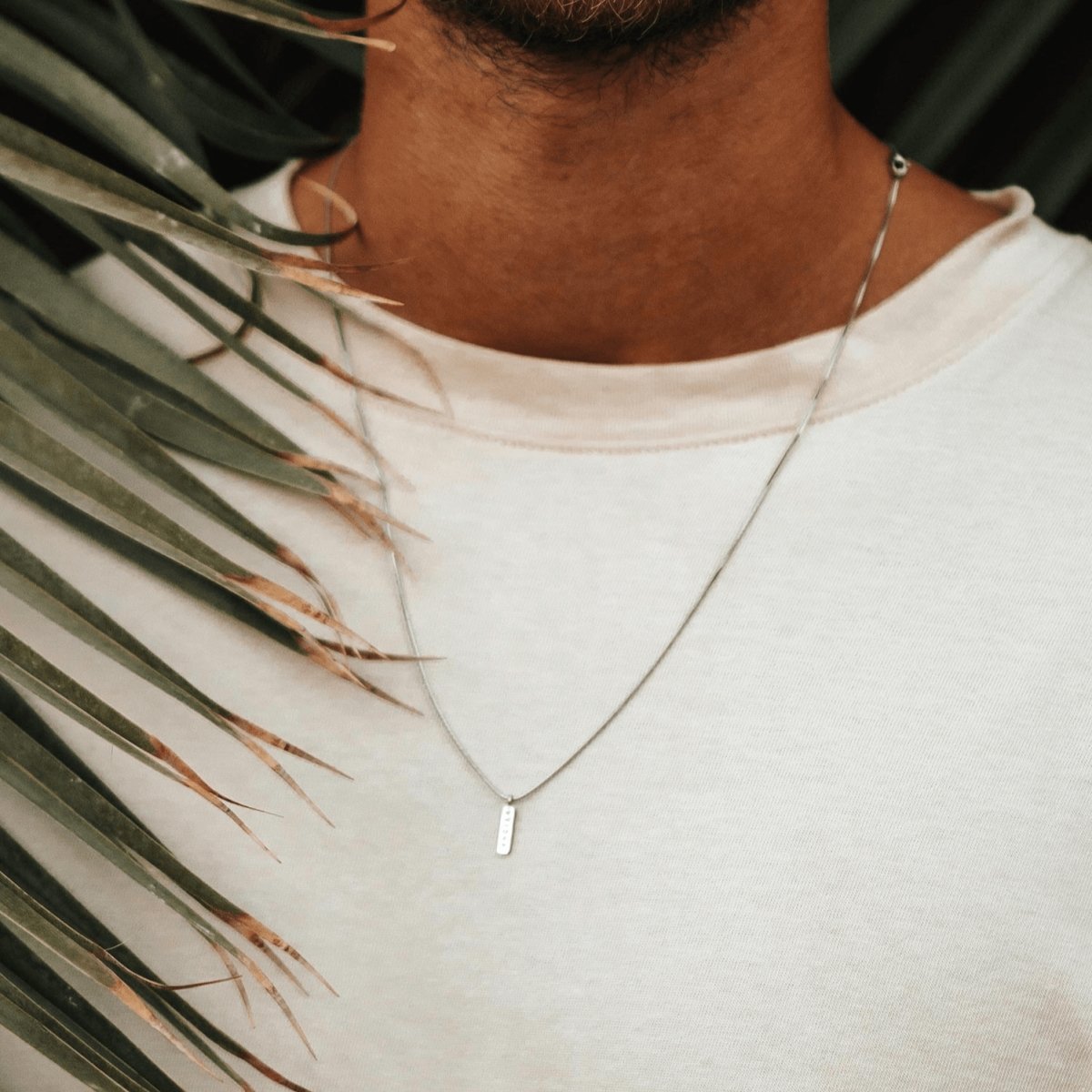 COLGANTES PARA HOMBRES: Tendencias en accesorios y como usarlos - LePetiteMarie