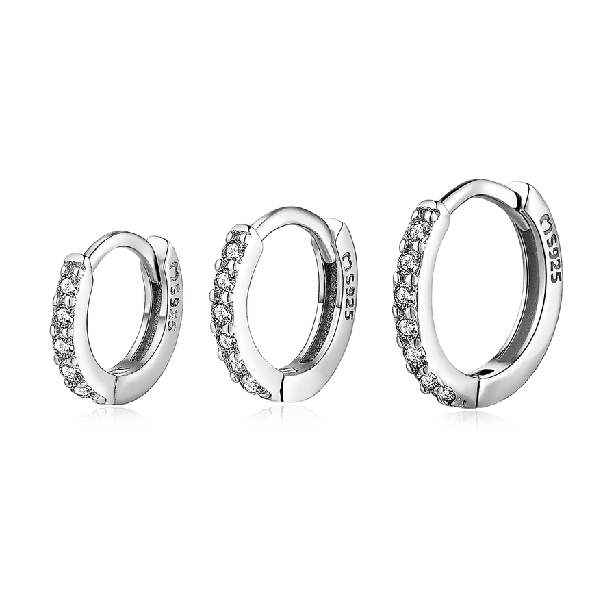 Mujer con el Pendientes Triple Aros 4MM en baño de oro 18K, luz natural
