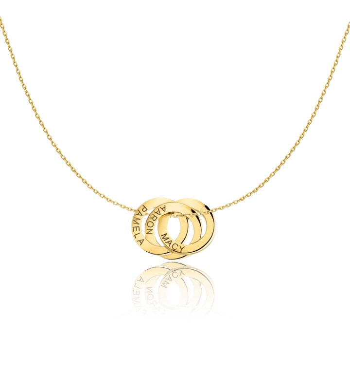 Detalle de los aros entrelazados del Collar Amity con nombres grabados
