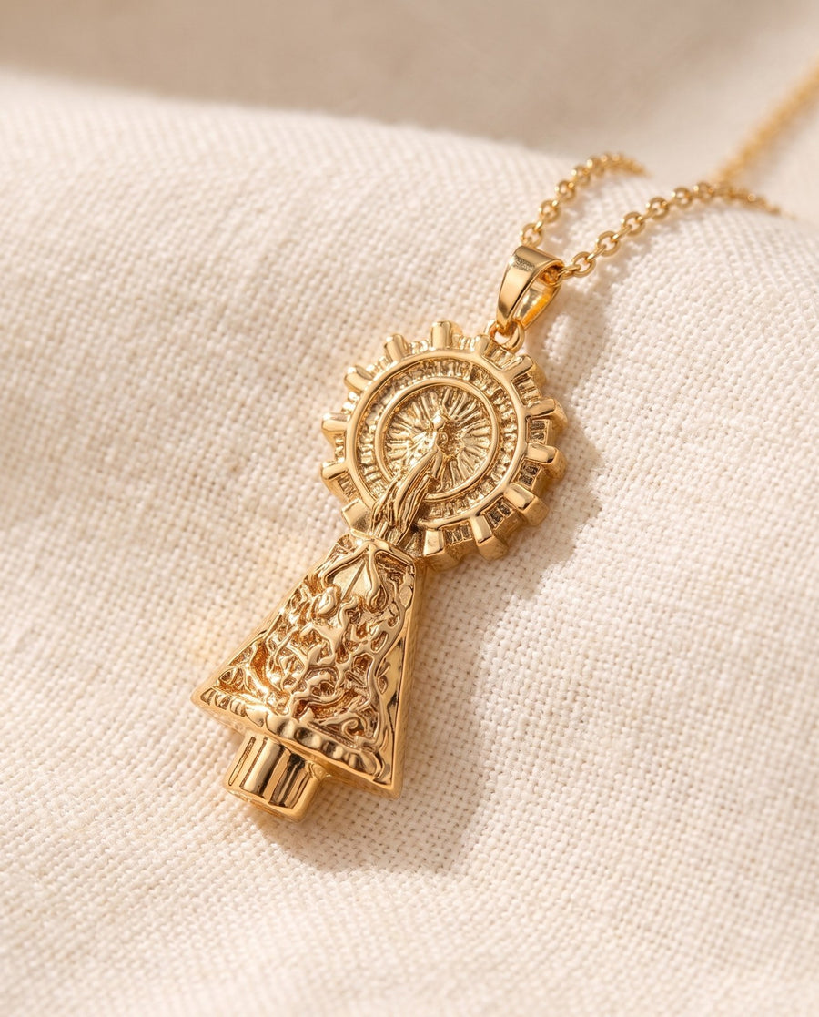 Colgante Virgen del Pilar baño en oro 18K, detalle