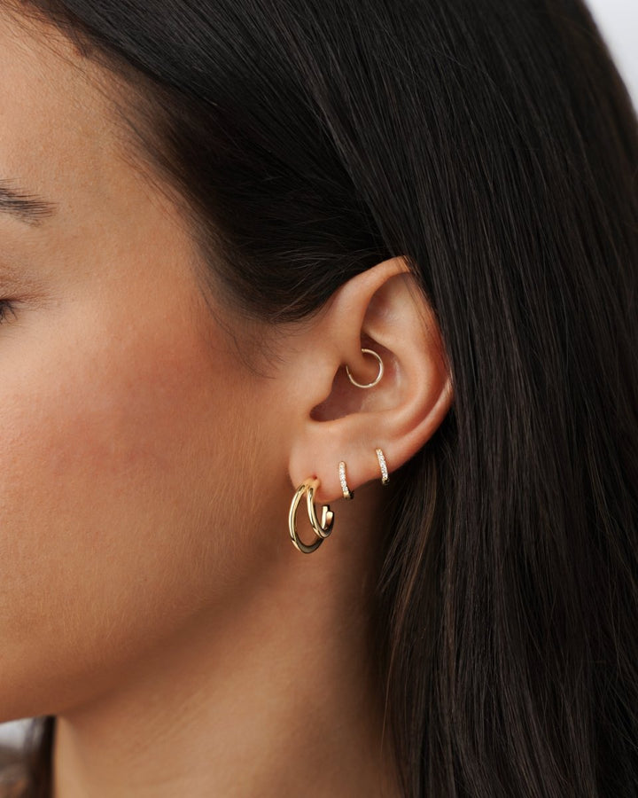 Primer plano del baño de oro 18K del Pendientes Triple Aros, acabado espejo