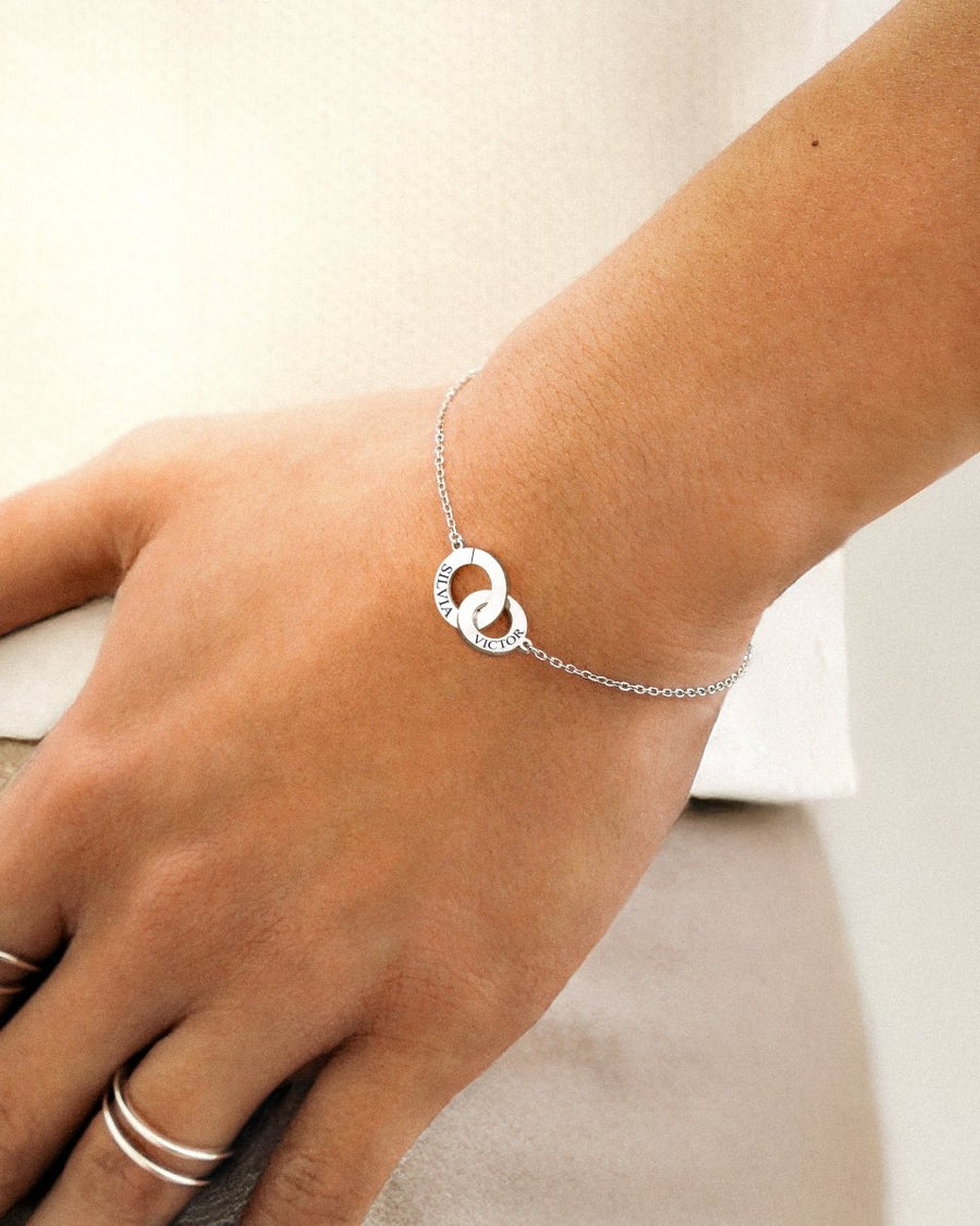 Pulsera Apego con dos aros enlazados grabados con nombres, en baño de oro 18K