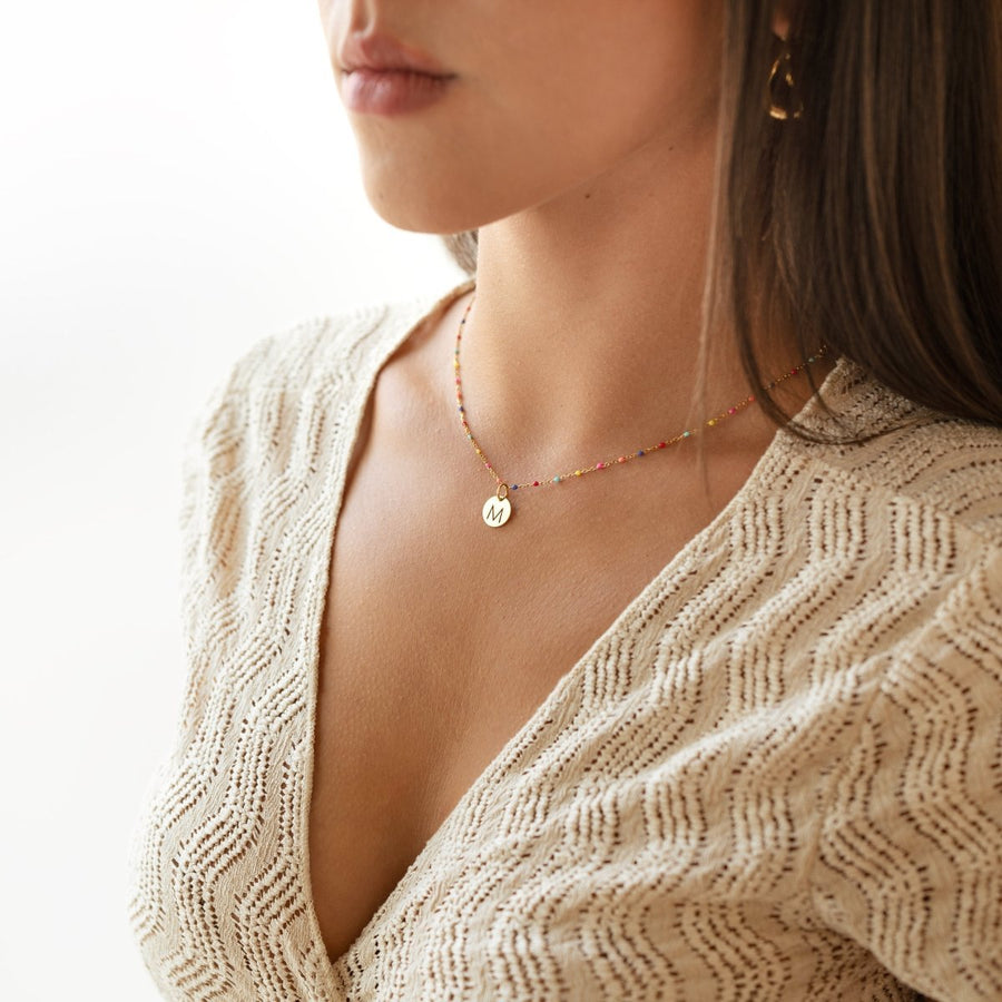 Modelo con el Collar Letras ABC con su inicial en baño de oro 18K